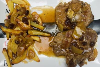Chuletas de cerdo en salsa de pasas Chuletas de cerdo en salsa de pasas
