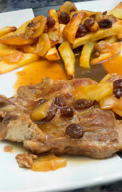 Chuletas de cerdo en salsa de pasas Chuletas de cerdo en salsa de pasas