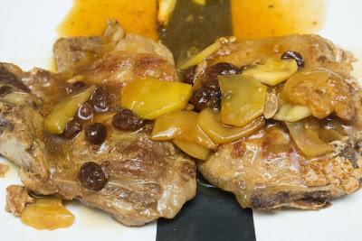 Chuletas de cerdo en salsa de pasas Chuletas de cerdo en salsa de pasas