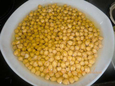 Ensalada de garbanzos con vinagreta de tomates secos y nueces