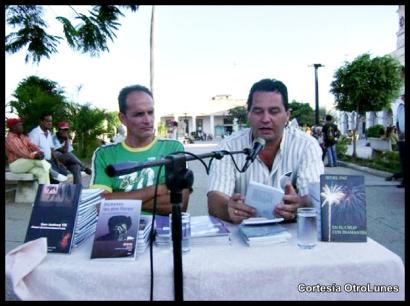 Ángel Santiesteban en una de las presentaciones del libro Dichosos los que lloran, Premio Casa de las Américas 2006, junto al escritor Nelton Pérez  (cortesía OtroLunes)