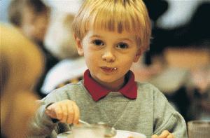niños comiendo Alimentación ecológica en comedores escolares