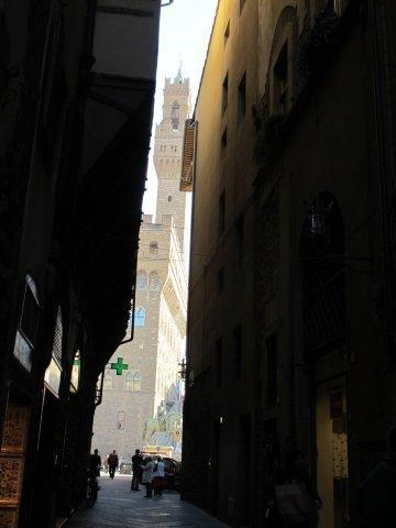 Callejuela en el Barrio de Dante. Palacio Vecchio al fondo
