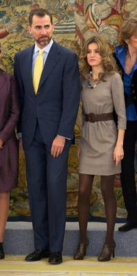 Dña. Letizia vuelve a lucir minivestido en el Palacio de La Zarzuela Dña. Letizia vuelve a lucir minivestido en el Palacio de La Zarzuela