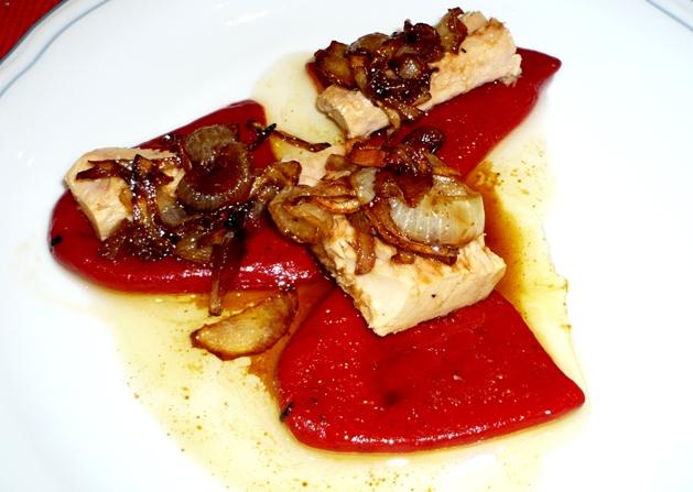 Pincho de piquillo con bonito y cebolla confitada Pincho de piquillo con bonito y cebolla confitada