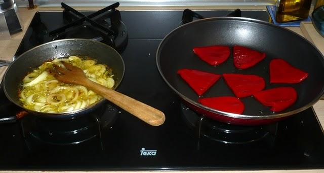 Pincho de piquillo con bonito y cebolla confitada Pincho de piquillo con bonito y cebolla confitada