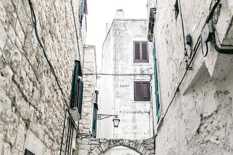 Conversano-Italy_road_trip-Poncho-Levis-Outfit-Isabel_Marant-Collage_Vintage-5