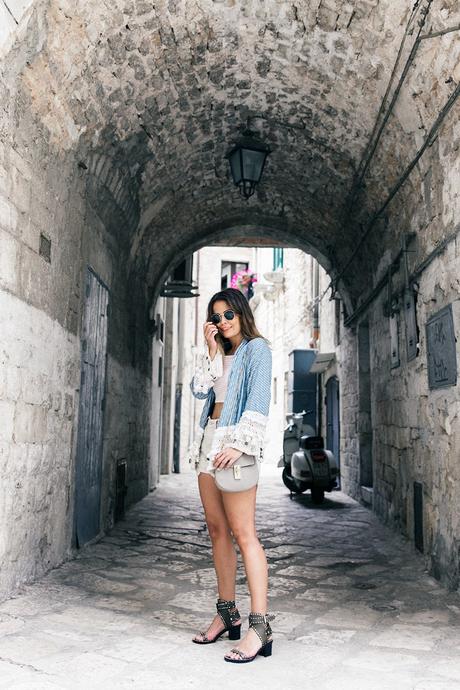 Conversano-Italy_road_trip-Poncho-Levis-Outfit-Isabel_Marant-Collage_Vintage-42