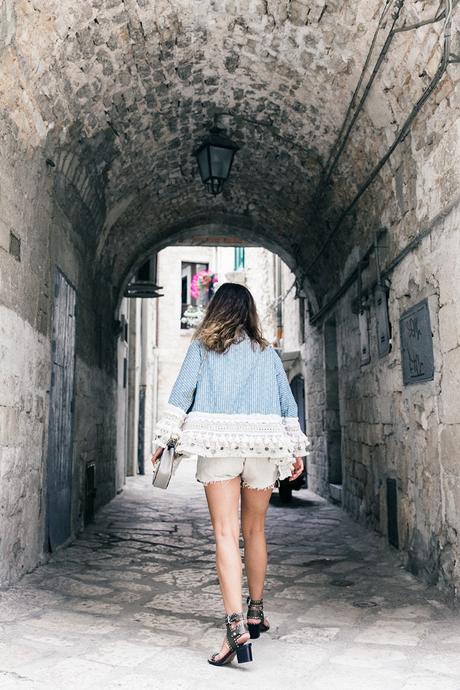 Conversano-Italy_road_trip-Poncho-Levis-Outfit-Isabel_Marant-Collage_Vintage-46