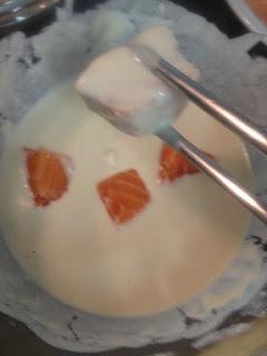 ATÚN Y SALMÓN EN TEMPURA CON MAYONESA AROMATIZADA EN WASABI Y REDUCCIÓN DE SALSA DE SOJA ATÚN Y SALMÓN EN TEMPURA CON MAYONESA AROMATIZADA EN WASABI Y REDUCCIÓN DE SALSA DE SOJA