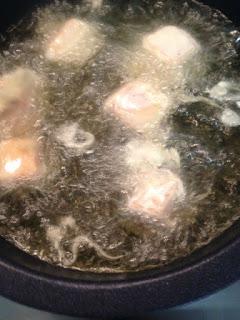 ATÚN Y SALMÓN EN TEMPURA CON MAYONESA AROMATIZADA EN WASABI Y REDUCCIÓN DE SALSA DE SOJA ATÚN Y SALMÓN EN TEMPURA CON MAYONESA AROMATIZADA EN WASABI Y REDUCCIÓN DE SALSA DE SOJA