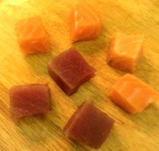 ATÚN Y SALMÓN EN TEMPURA CON MAYONESA AROMATIZADA EN WASABI Y REDUCCIÓN DE SALSA DE SOJA ATÚN Y SALMÓN EN TEMPURA CON MAYONESA AROMATIZADA EN WASABI Y REDUCCIÓN DE SALSA DE SOJA