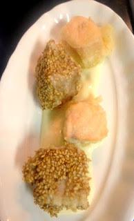 ATÚN Y SALMÓN EN TEMPURA CON MAYONESA AROMATIZADA EN WASABI Y REDUCCIÓN DE SALSA DE SOJA ATÚN Y SALMÓN EN TEMPURA CON MAYONESA AROMATIZADA EN WASABI Y REDUCCIÓN DE SALSA DE SOJA