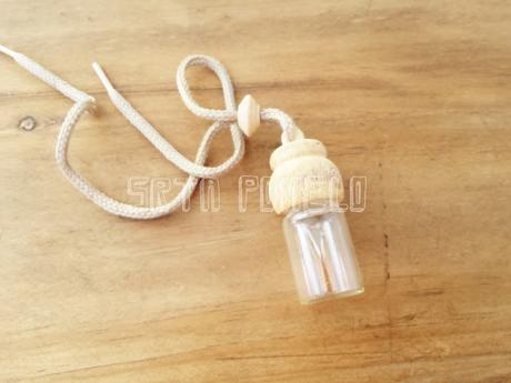 RECICLAJE: cómo hacer un colgante con un ambientador. RECICLAJE: cómo hacer un colgante con un ambientador.