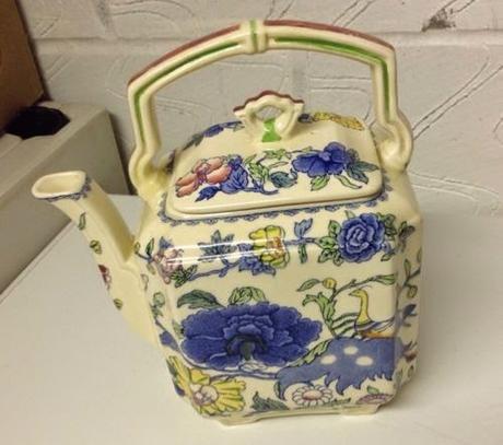 Servir el té. . . Servir el té. . .