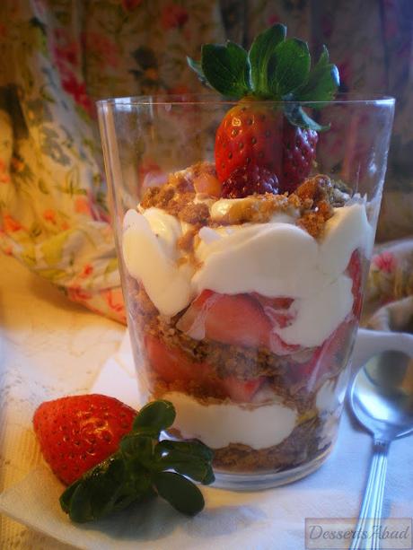 Trifle de fresas y arándanos