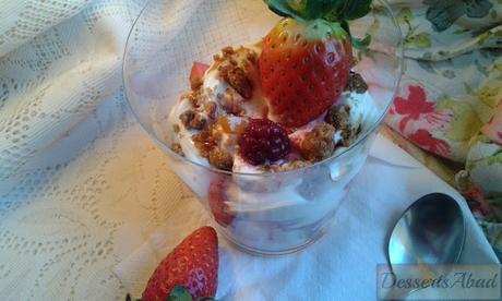 Trifle de fresas y arándanos