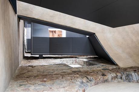 Moderna restauración de una torre medieval Moderna restauración de una torre medieval