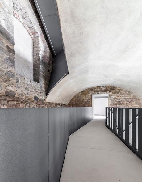 Moderna restauración de una torre medieval Moderna restauración de una torre medieval