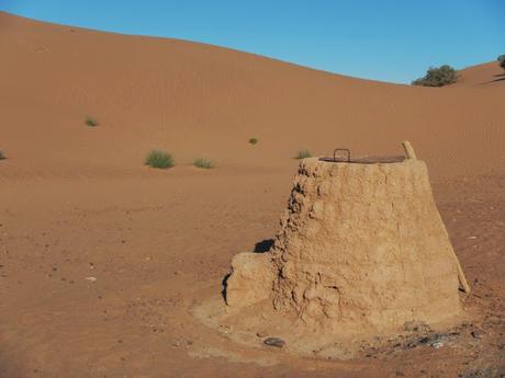 Horno bereber de adobe en las dunas Erg Lahnithie (Marruecos)