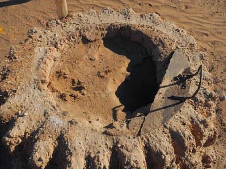 Horno bereber de adobe en las dunas Erg Lahnithie (Marruecos)