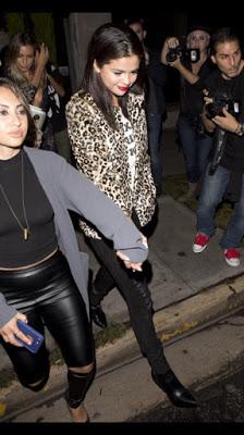 Selena Gómez saliendo de  ‘The Nice Guy’ con Francia Raisa