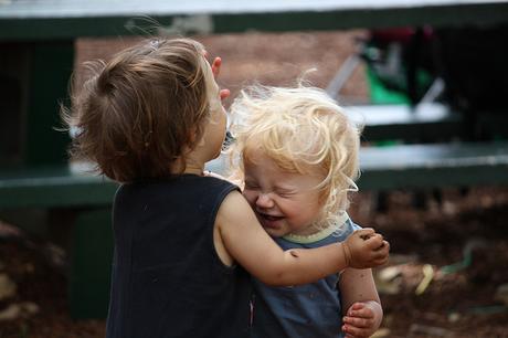 Estrategias para ordenar la conversación de dos niños que no callan Hermanos felices
