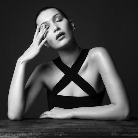 Bella Hadid posó con estilismos monocromos para el primer número de Unconditional