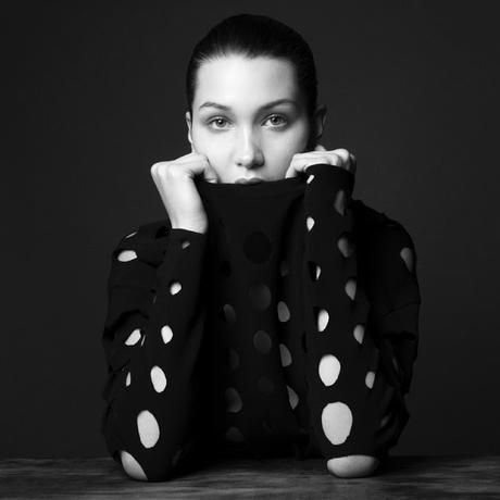 Bella Hadid posó con estilismos monocromos para el primer número de Unconditional