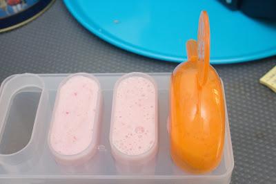 Heladitos y batido de fresa y paraguaya Heladitos y batido de fresa y paraguaya