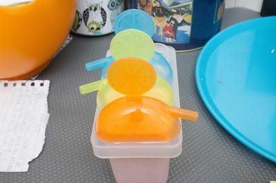 Heladitos y batido de fresa y paraguaya Heladitos y batido de fresa y paraguaya