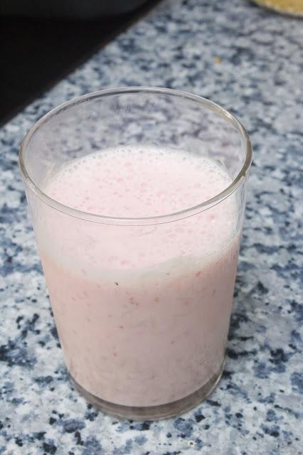 Heladitos y batido de fresa y paraguaya Heladitos y batido de fresa y paraguaya