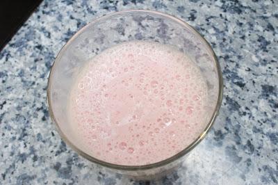 Heladitos y batido de fresa y paraguaya Heladitos y batido de fresa y paraguaya
