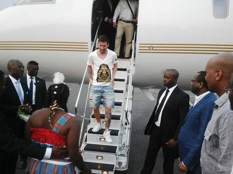 Messi, qué campechano, de pantalones cortos con el presidente de Gabón