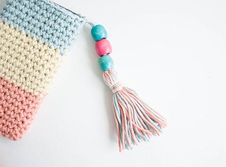 FUNDA PARA MOVIL DE GANCHILLO borla lana pastel