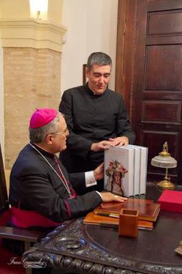El Obispo de Córdoba, D. Demetrio Fernández con el libro “la Divina Pastora en los escritos de fray Isidoro de Sevilla”