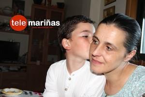 FOTO BANDALLO // Ángel con su madre en casa