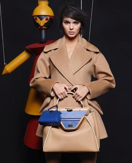 Kendall Jenner y Liliy Donaldson posan con marionetas en la nueva campaña de Fendi Kendall Jenner y Liliy Donaldson posan con marionetas en la nueva campaña de Fendi