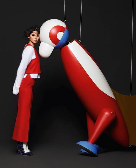 Kendall Jenner y Liliy Donaldson posan con marionetas en la nueva campaña de Fendi Kendall Jenner y Liliy Donaldson posan con marionetas en la nueva campaña de Fendi