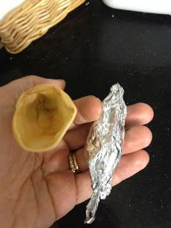 MINI CUCURUCHOS DE PIÑA , GAMBAS Y SALSA ROSA MINI CUCURUCHOS DE PIÑA , GAMBAS Y SALSA ROSA