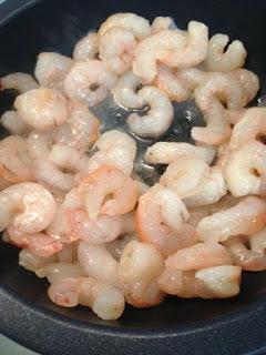 MINI CUCURUCHOS DE PIÑA , GAMBAS Y SALSA ROSA MINI CUCURUCHOS DE PIÑA , GAMBAS Y SALSA ROSA