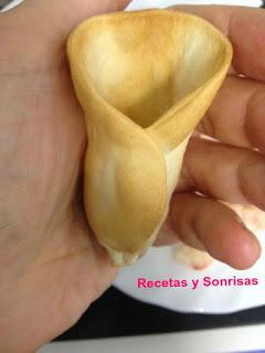 MINI CUCURUCHOS DE PIÑA , GAMBAS Y SALSA ROSA MINI CUCURUCHOS DE PIÑA , GAMBAS Y SALSA ROSA