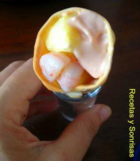 MINI CUCURUCHOS DE PIÑA , GAMBAS Y SALSA ROSA MINI CUCURUCHOS DE PIÑA , GAMBAS Y SALSA ROSA