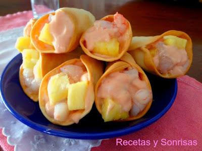 MINI CUCURUCHOS DE PIÑA , GAMBAS Y SALSA ROSA MINI CUCURUCHOS DE PIÑA , GAMBAS Y SALSA ROSA