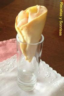 MINI CUCURUCHOS DE PIÑA , GAMBAS Y SALSA ROSA MINI CUCURUCHOS DE PIÑA , GAMBAS Y SALSA ROSA