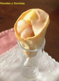 MINI CUCURUCHOS DE PIÑA , GAMBAS Y SALSA ROSA MINI CUCURUCHOS DE PIÑA , GAMBAS Y SALSA ROSA