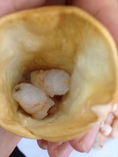 MINI CUCURUCHOS DE PIÑA , GAMBAS Y SALSA ROSA MINI CUCURUCHOS DE PIÑA , GAMBAS Y SALSA ROSA