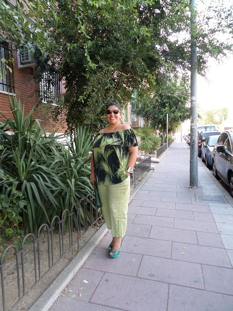 Look:  Blusa sin hombros con volante