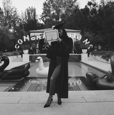 Kylie Jenner celebra graduación con fiesta sorpresa