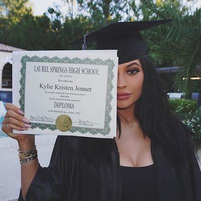 Kylie Jenner celebra graduación con fiesta sorpresa